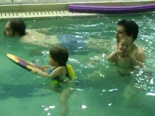 abi et coline à la piscine
