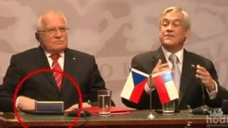 President of Czech Republic steals pen(Václav Klaus)