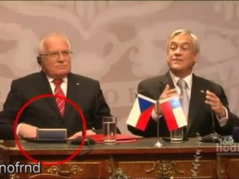 President of Czech Republic steals pen(Václav Klaus)
