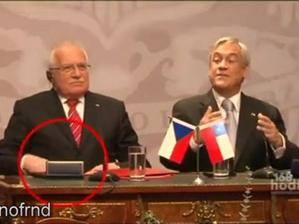 President of Czech Republic steals pen(Václav Klaus)