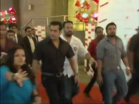 Chulbul Pandey Salman Khan Turns Lovely Singh - Bollywood News