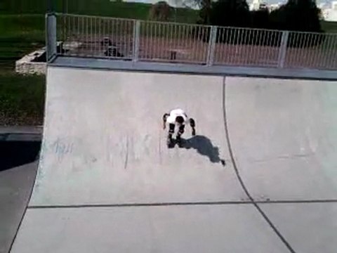 J'apprend à faire des rollers sur la rampes U au skate park