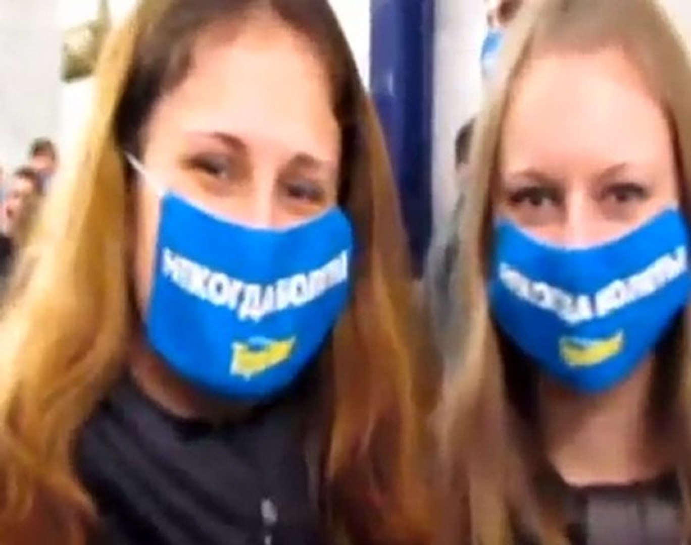 ⁣Тысячи людей в масках спустились в метро!