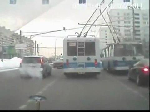 Il sorpasso di un filobus