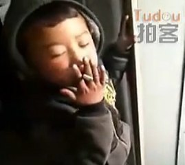 Choquant : des enfants chinois en train de fumer
