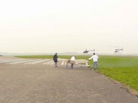 Décollage d'un modèle réduit du Blériot XI de l'aérodrome de Saint-Inglevert (Pas-de-Calais)