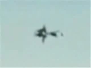 UFO OVNI ¡Increíble aterriza sobre barco y rocía una substancia