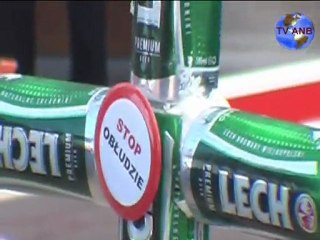 Krzyż z puszek po piwie Lech " Protest Ruchu Poparcia " 15.04.2011r.