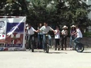 les cowboys . rodéo  et danse sur monocycle