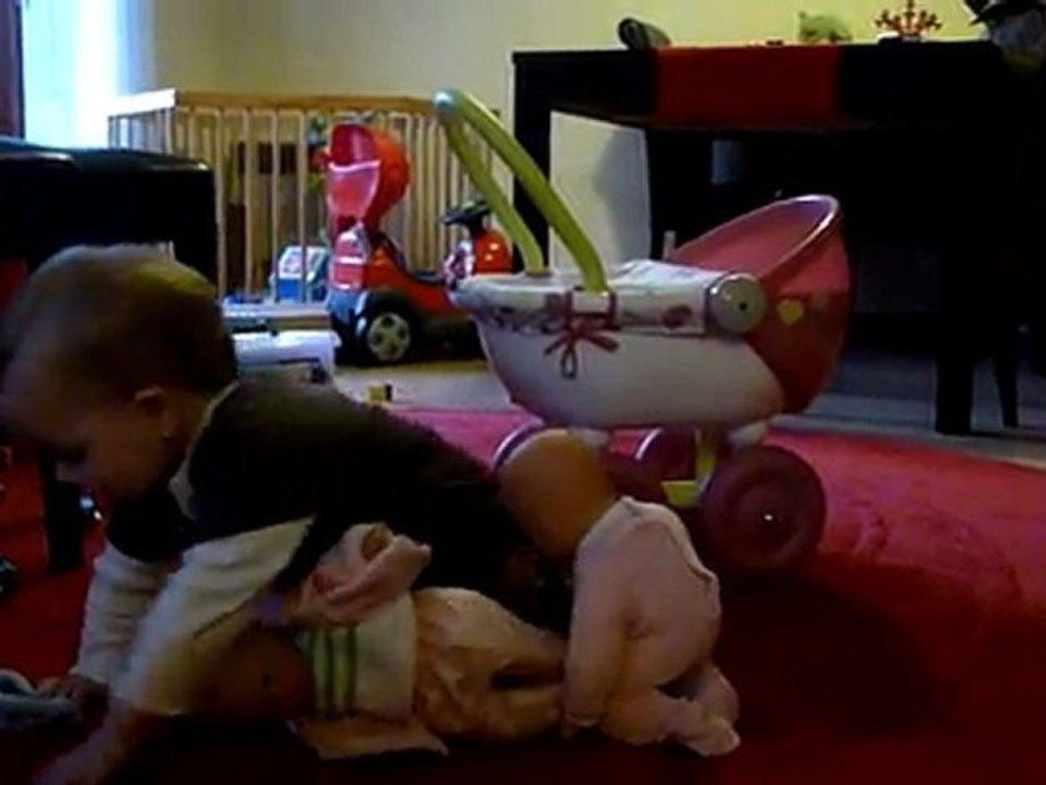 fanny joue avec ses poupées