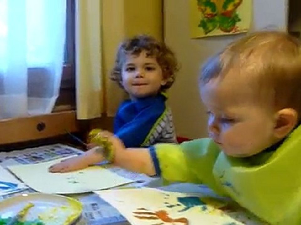 les enfants font de la peinture