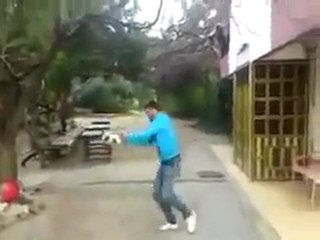 Kediye canlı canlı eziyet ettiiler...