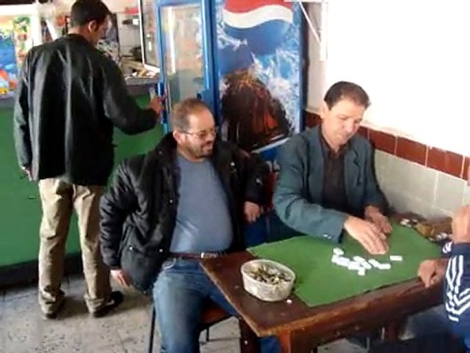 Jeu de domino chez Kado "Turart n domino  γur Kado", Ighil Ali, Avril 2011