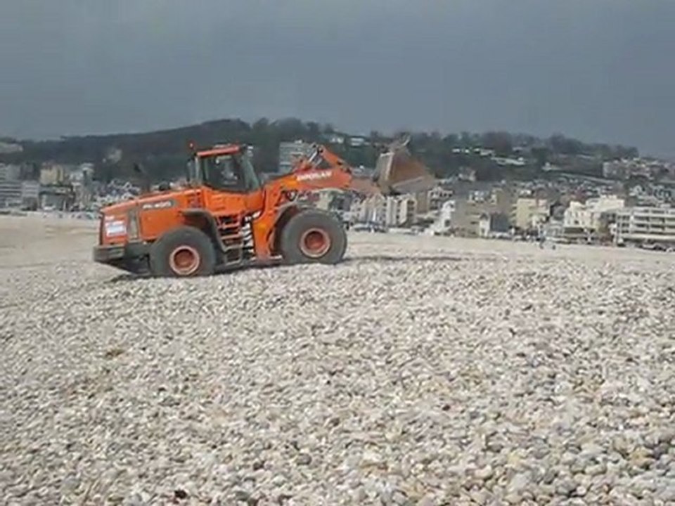 bulldozer sur la plage du Havre