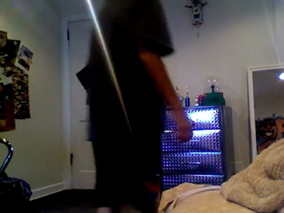 Junge schiesst mit Knarre