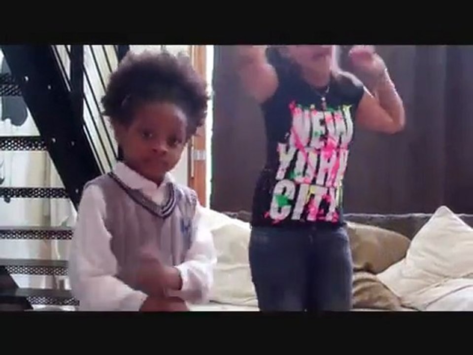 Un pti bogoss danse le "CRACK STYLE" (by Jorell) ! MDR