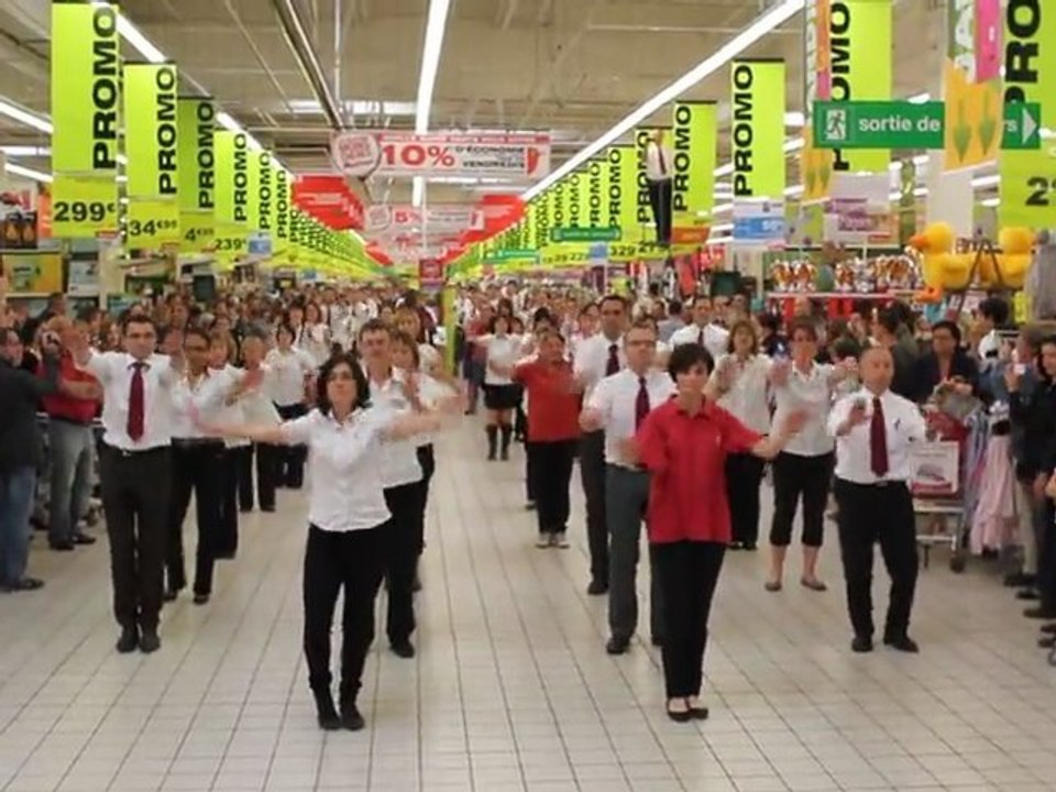 Flash mob chez Auchan La Chapelle-Saint-Aubin