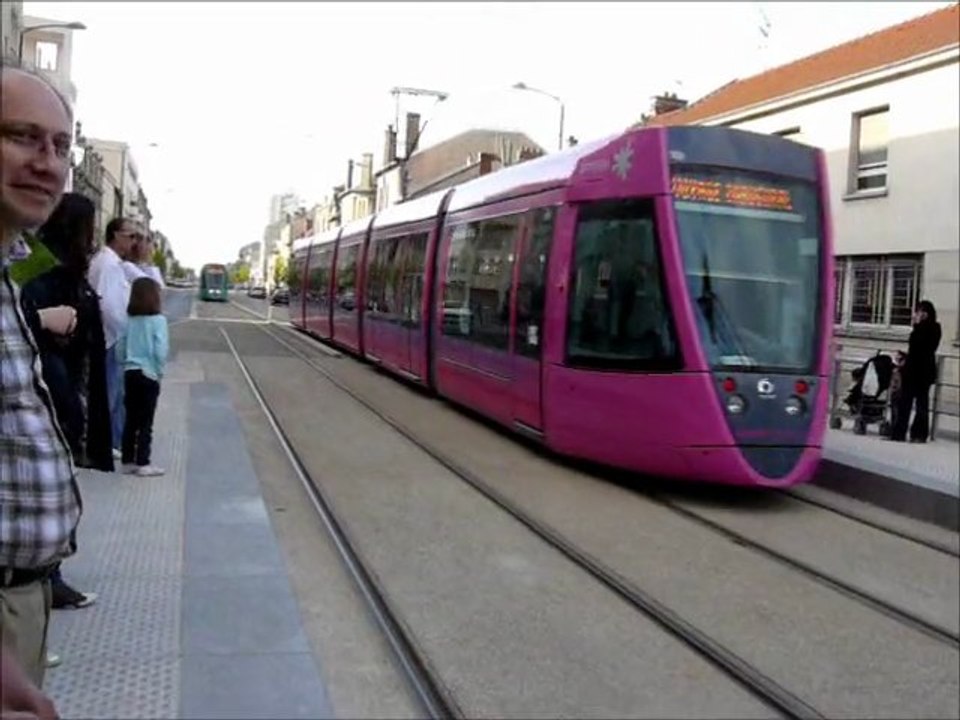 Premiers tours de roues du tramway de Reims