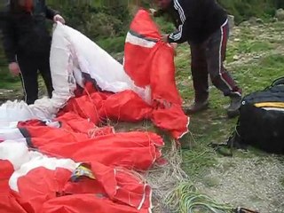 paraşüt toplanıyor,Ekrem Bey soruları yanıtlıyor.