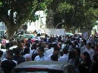 (HD) Marche + sit-in des futurs docteurs en pharmacie au CHU Mustapha Pacha