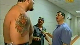 Shane O'Mac backstage with Grand Master Sexay and The Big Show (RAW 4.16.2001)