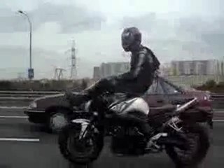 0207 - Mec assis sur le guidon de sa moto