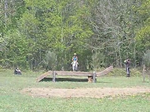 Inès et Maro : CCE poney 3 : La Chapelle Montligeon : Avril 2011