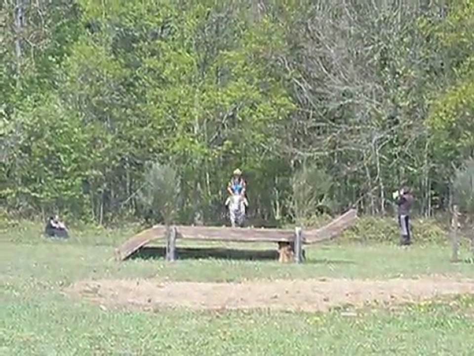 Inès et Maro : CCE poney 3 : La Chapelle Montligeon : Avril 2011