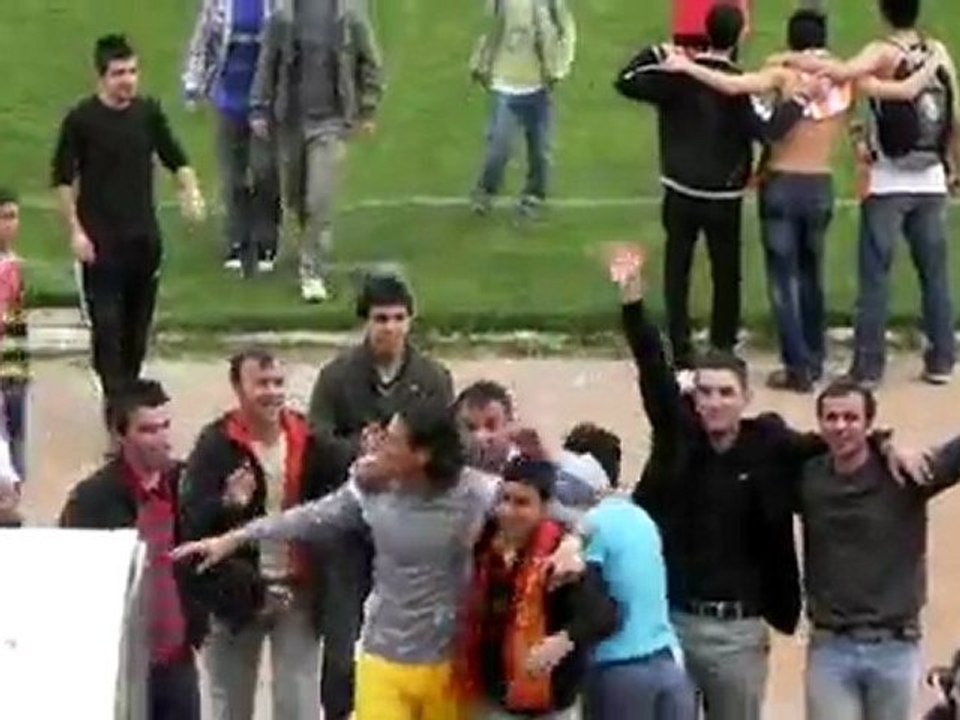 Yeni Malatyaspor'un Galibiyet Sonrası Muhteşem Sevinci & Alo Memet'in Sahaya İnişi