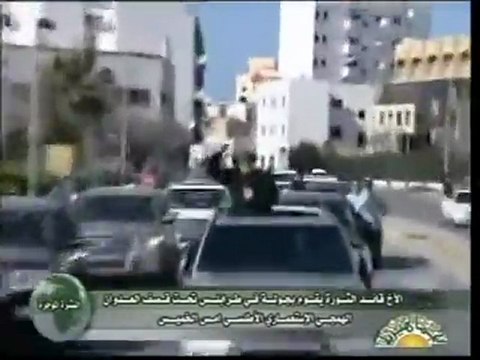 Un Kadhafi triomphant défile à Tripoli