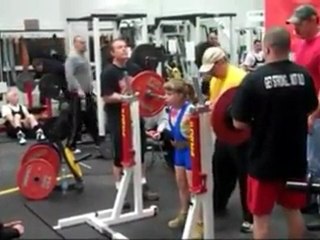 Jeune fille haltérophile de 9 ans