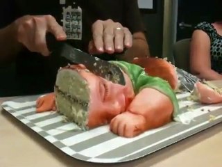 Un gâteau en forme de bébé