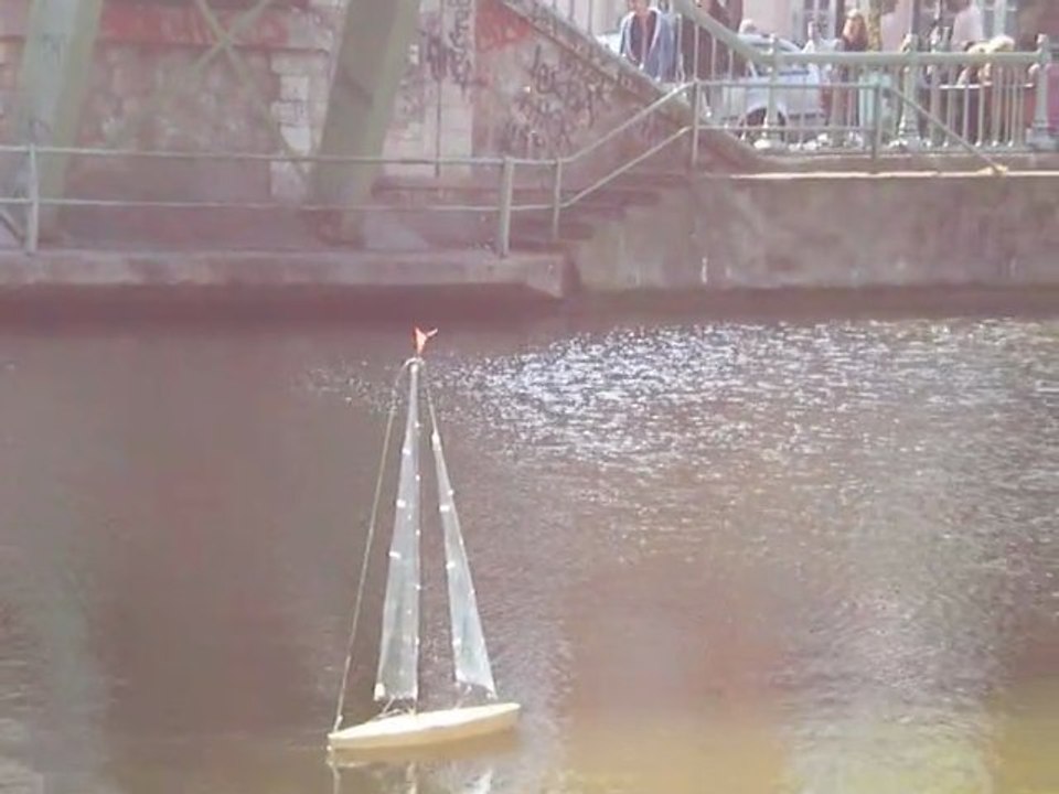 Canal Saint Martin à Paris - Navigation à la voile en avril 2011