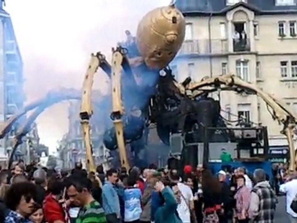 kumo l 'araignée venu fété le tramway a reims