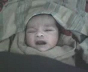 Nouveau-né répétant ALLAH Soubhanallah al 'Azim (gloire et pureté à Dieu Le Très-Grand)