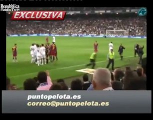 Insolite   Messi tire sur le public lors du Clasico