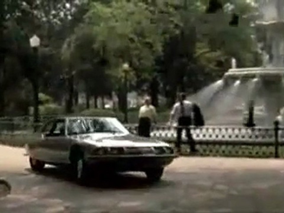 "Plein la gueule" Burt Reynolds au volant d'une Citroën DS SM Maserati.