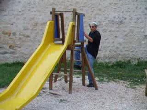 Boulet qui fait du toboggan