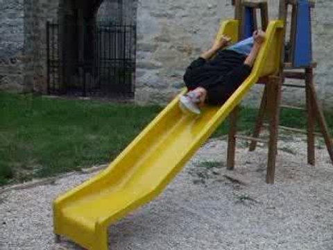 Boulet qui fait du toboggan 2