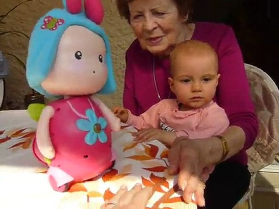 Hanaé et son jouet