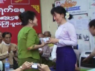 Video herunterladen: Aung San Suu Kyi Awards Detained Burmese Supporters