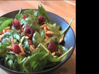 Salade de mache et d'épinard, vinaigrette framboise