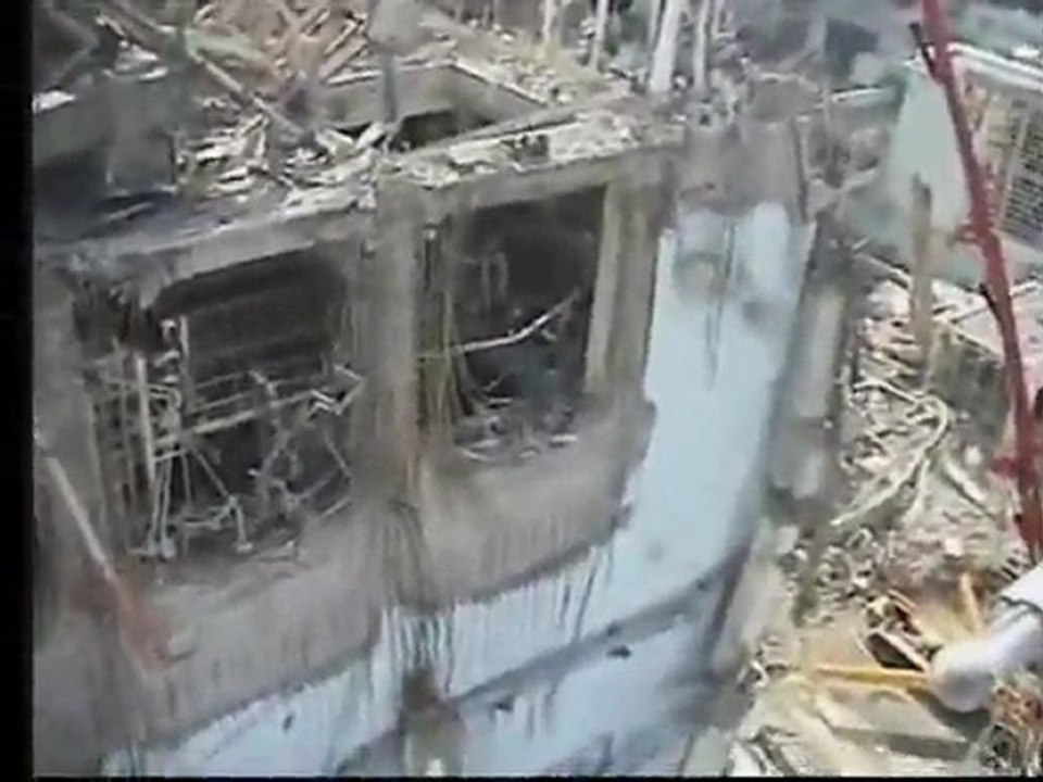 Drone au dessus de la centrale de Fukushima 15 avril 2011 - DESHAKED STABILIZED