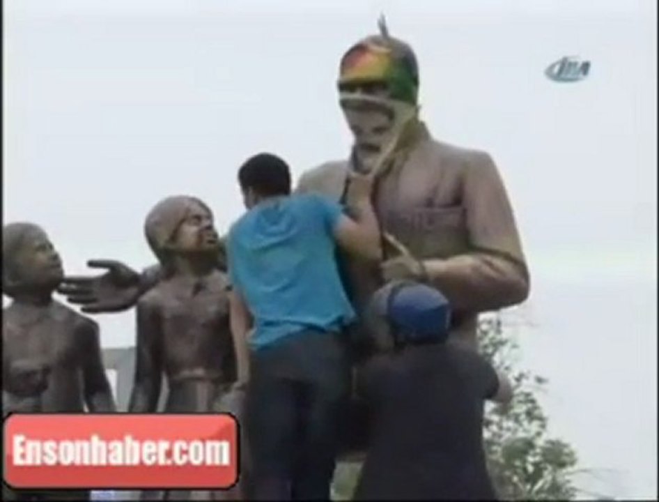 Atatürk büstüne Öcalan posteri bağladılar