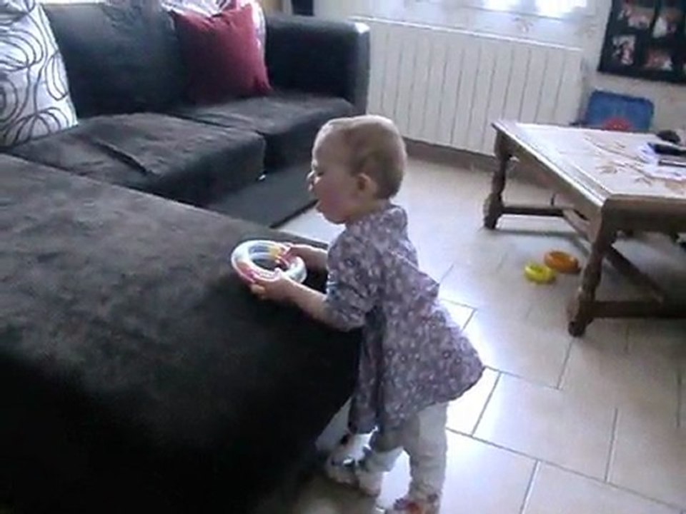 Lana 13 mois qui marche d'un canapé a l'autre