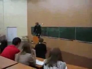 0216 - Élève pète un câble à l'amphithéâtre