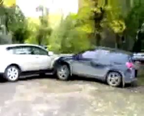 0217 - Épouse furieuse détruit la voiture de son mec