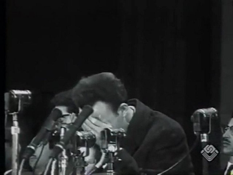 le président Houari Boumédiène en larme pour les martyrs de l'Algerie