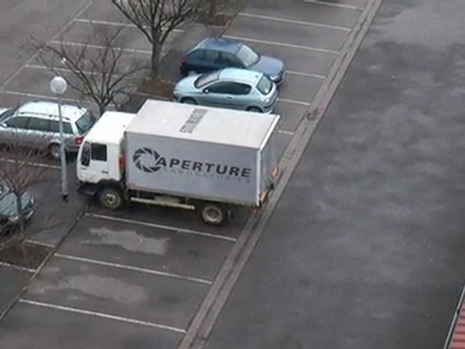 Camion APERTURE Laboratoires Portal 2 en vrai