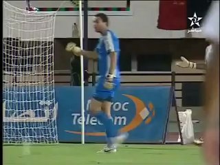 Arquero tapa un penal y celebra mientras el balón ingresa en su arco